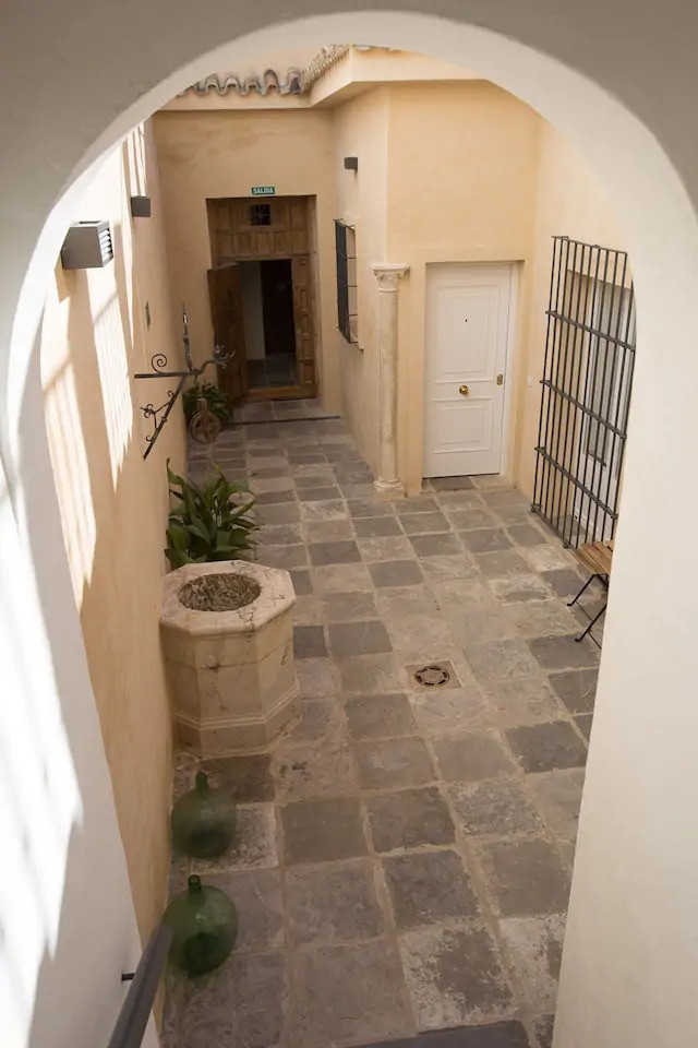 Inspiration for a small eclectic courtyard patio in Other with natural stone pavers.
