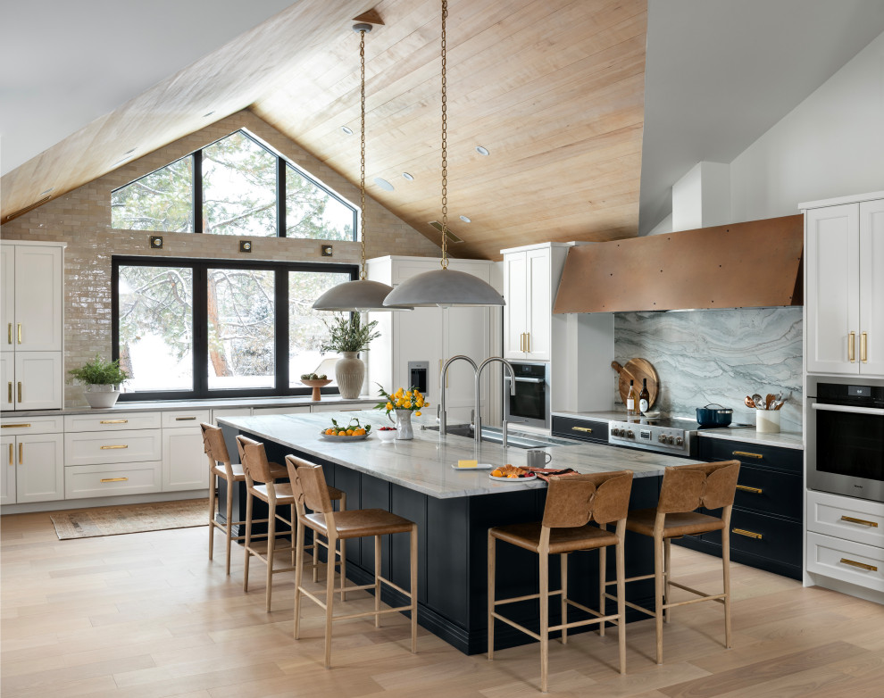 Offene Klassische Küche in L-Form mit weißen Schränken, Küchengeräten aus Edelstahl, hellem Holzboden, Kücheninsel und Holzdielendecke in Denver