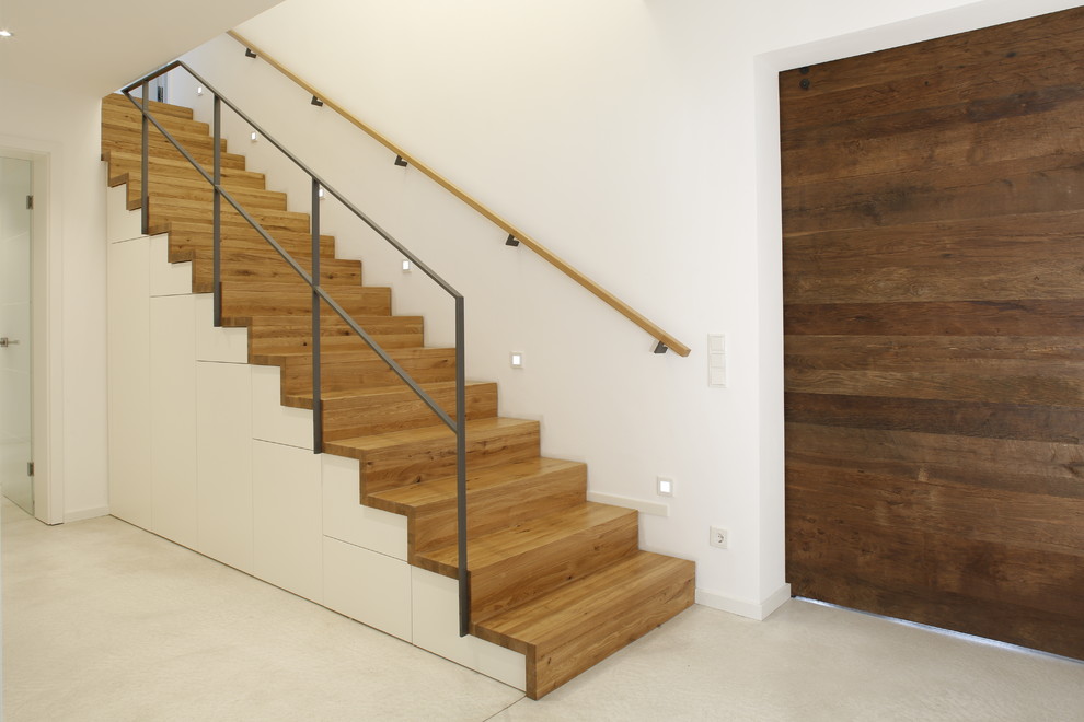 Mid-sized contemporary straight staircase in Frankfurt.