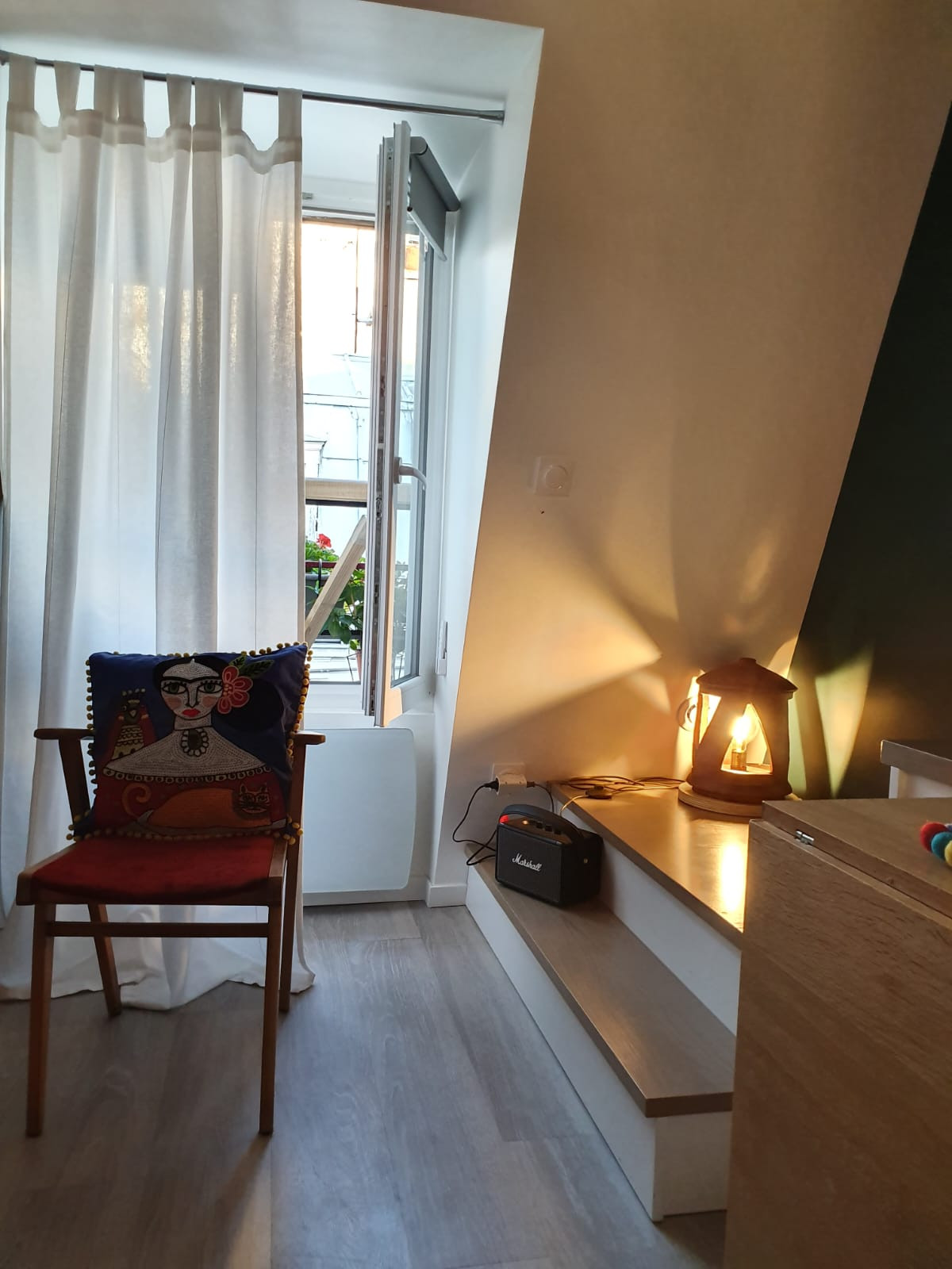 Fenêtre du séjour avec vue sur le début de l'escalier