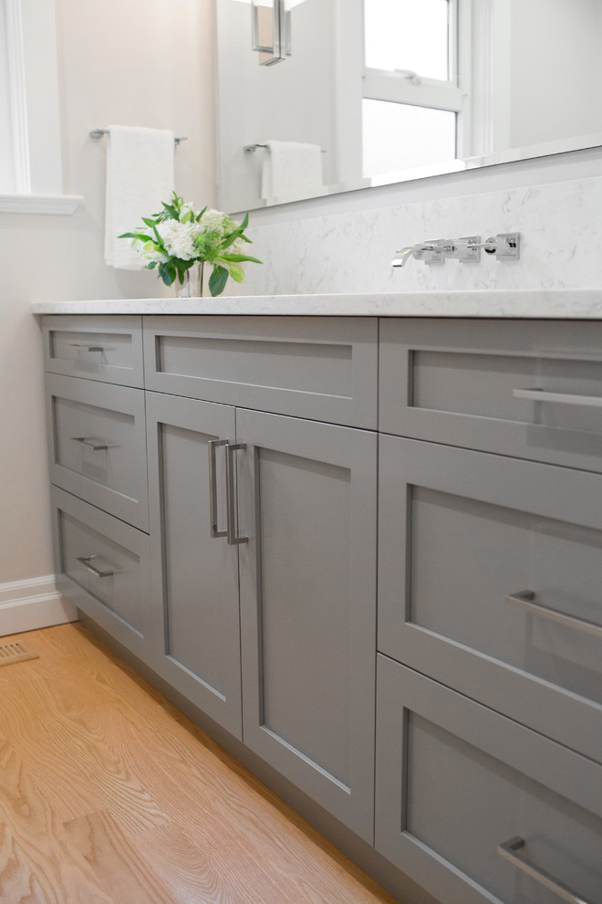 Design ideas for a small arts and crafts powder room in Vancouver with shaker cabinets, grey cabinets, grey walls, light hardwood floors, an undermount sink and engineered quartz benchtops.