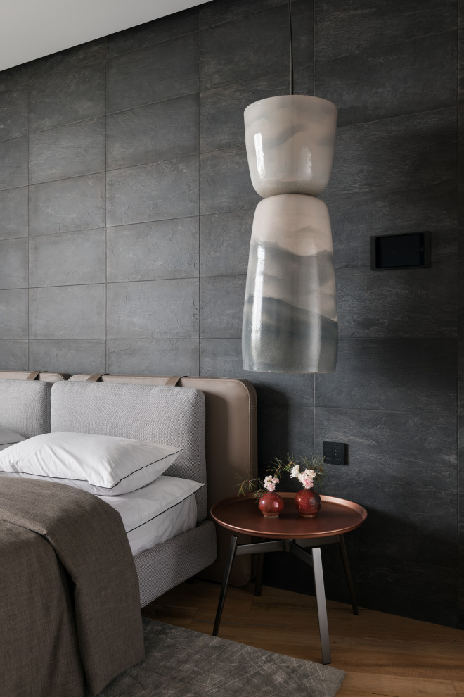Foto de habitación de invitados gris y blanca industrial de tamaño medio con paredes grises, suelo de madera en tonos medios, suelo marrón y panelado