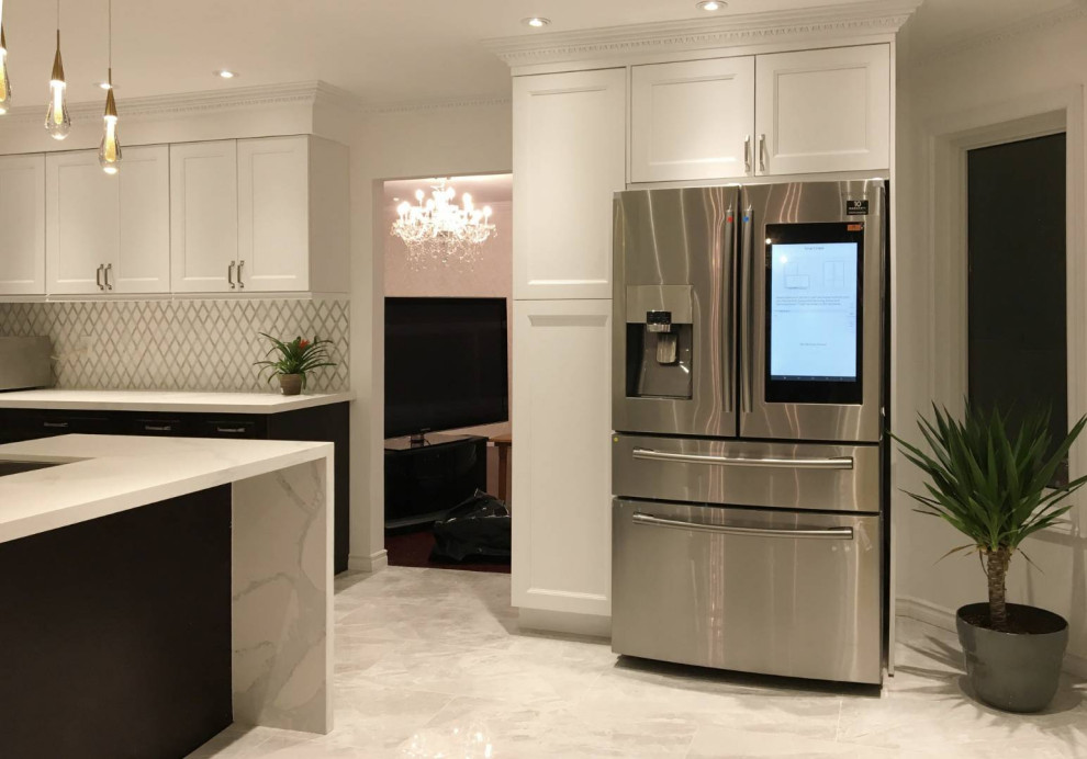 Transitional kitchen photo in Toronto