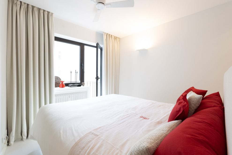 Hauptschlafzimmer mit beiger Wandfarbe, hellem Holzboden, weißem Boden, Deckengestaltungen und Wandgestaltungen in Cologne