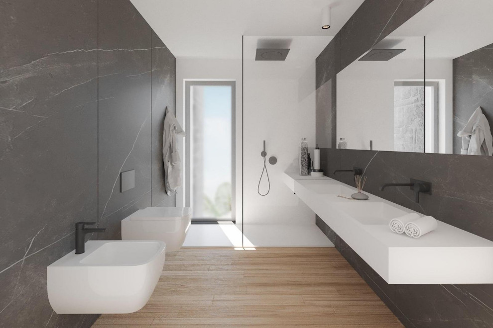 Modernes Badezimmer En Suite mit bodengleicher Dusche, schwarz-weißen Fliesen, Marmorfliesen, weißer Wandfarbe, hellem Holzboden, weißer Waschtischplatte, WC-Raum und Doppelwaschbecken in Catania-Palermo