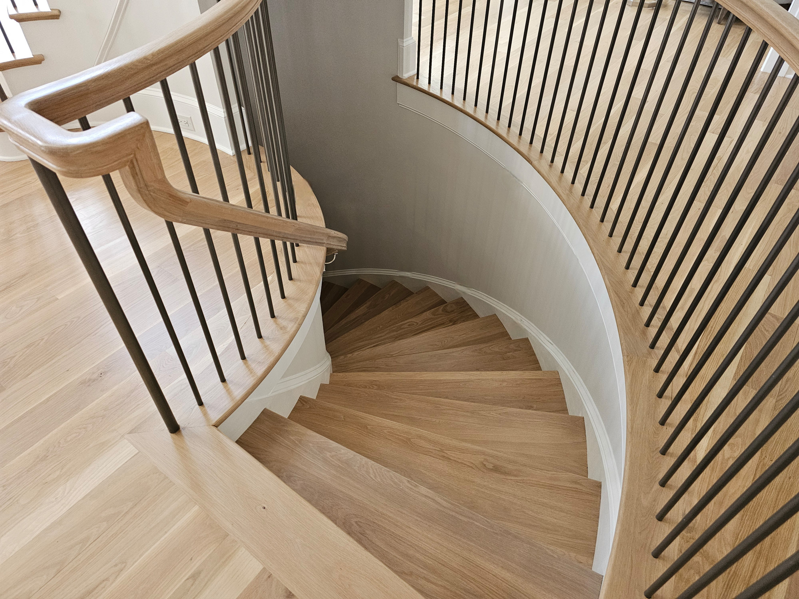 116_Elegant & Eye-catching Curved Staircase, Leesburg VA 20175