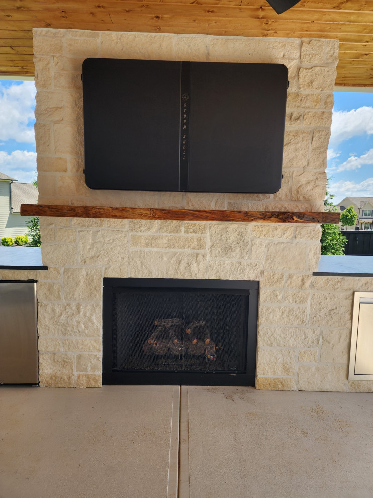 Outdoor Kitchen and Covered Patio