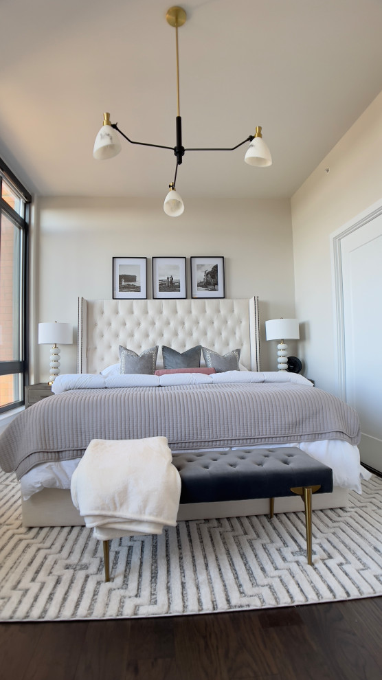 Imagen de dormitorio principal minimalista pequeño con suelo de madera oscura y suelo marrón