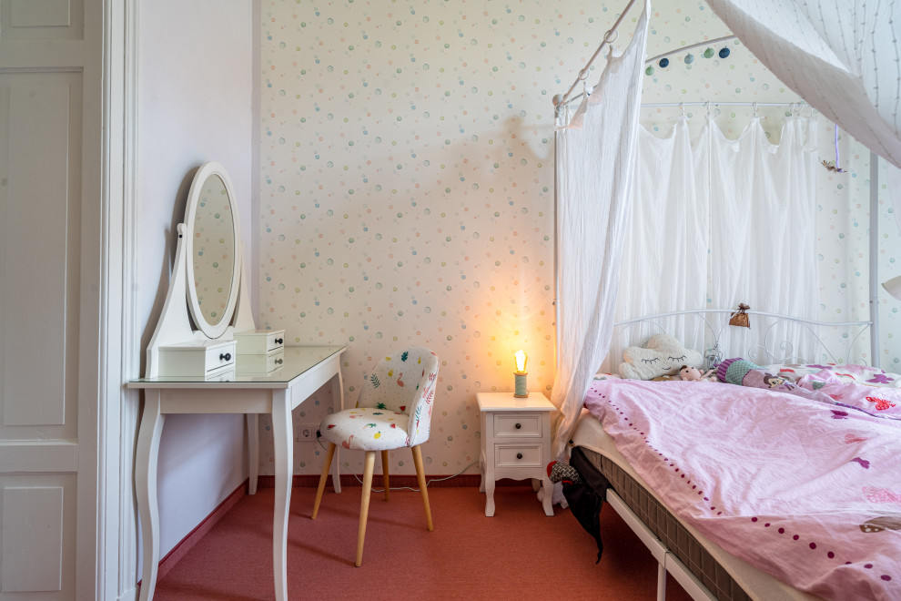 Exempel på ett stort eklektiskt flickrum kombinerat med lekrum och för 4-10-åringar, med rosa väggar, heltäckningsmatta och rosa golv