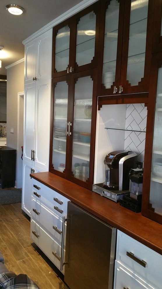 Kitchen - modern kitchen idea in Philadelphia