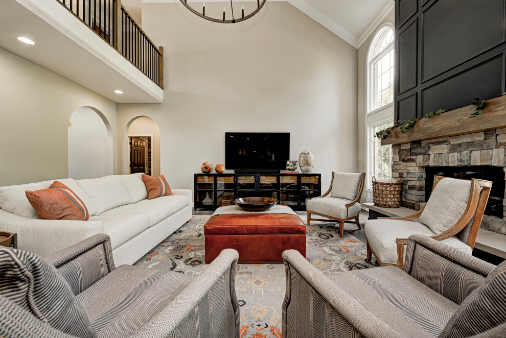 Mittelgroßes, Abgetrenntes Modernes Wohnzimmer mit beiger Wandfarbe, Kamin, Teppichboden, Kaminumrandung aus Stein, TV-Wand und buntem Boden in Indianapolis