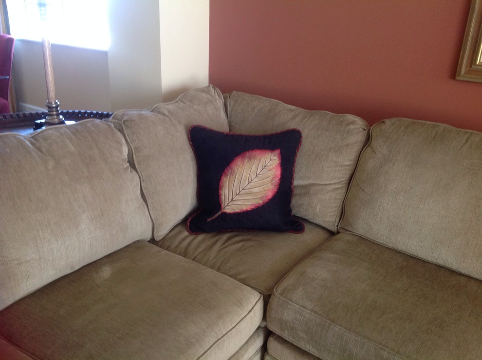 Example of a transitional home design design in Tampa