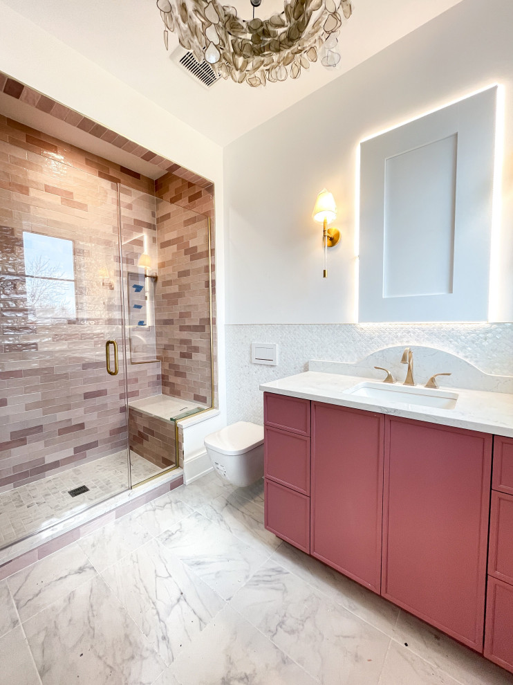 Exemple d'une salle de bain romantique pour enfant avec un placard à porte shaker, des portes de placard rouges, un lavabo intégré, un plan de toilette gris, meuble simple vasque et meuble-lavabo encastré.