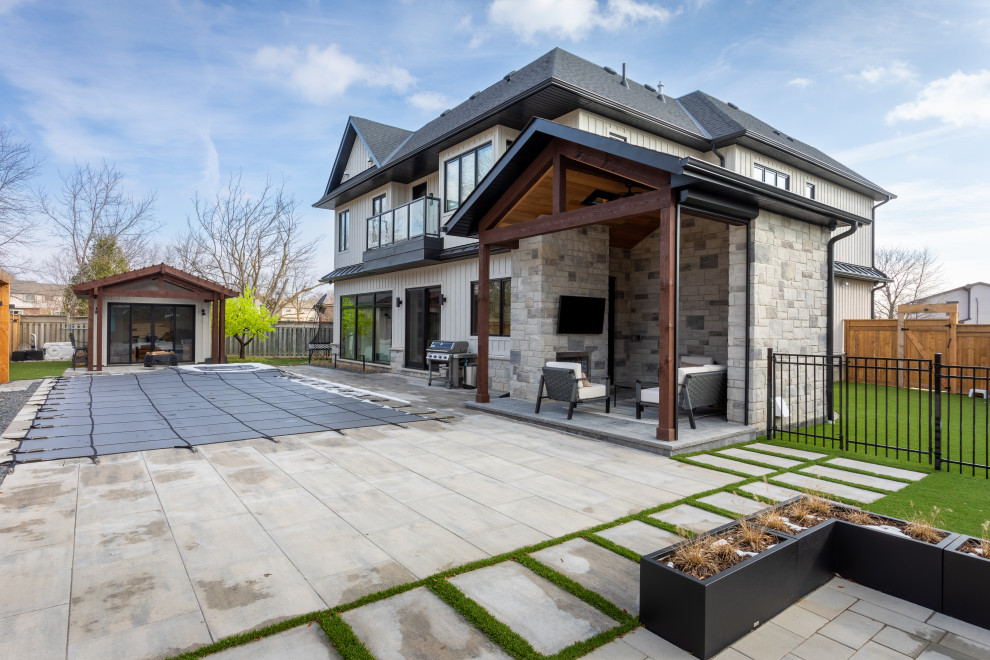 Transitional patio photo in Toronto