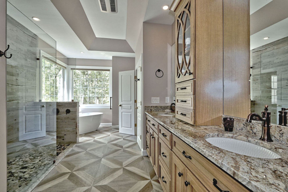 Exempel på ett stort klassiskt flerfärgad flerfärgat en-suite badrum, med släta luckor, skåp i ljust trä, ett fristående badkar, en hörndusch, beige väggar, ett undermonterad handfat, granitbänkskiva och beiget golv