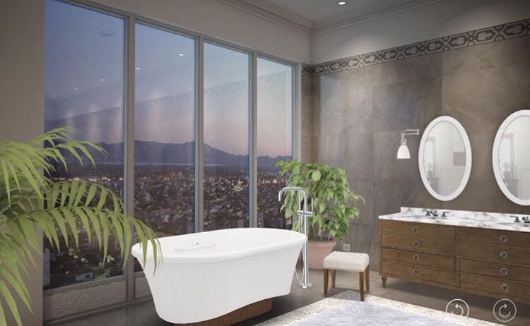 cuarto de baño con vistas  ванная комната с видом на город