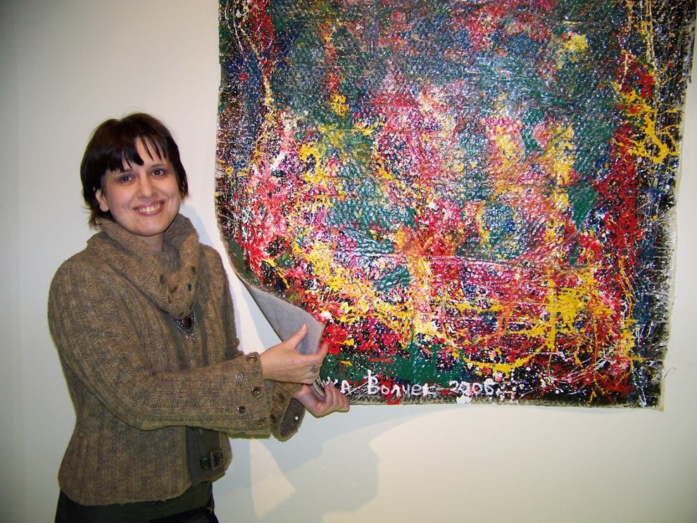 На фоне картин Лики Волчек