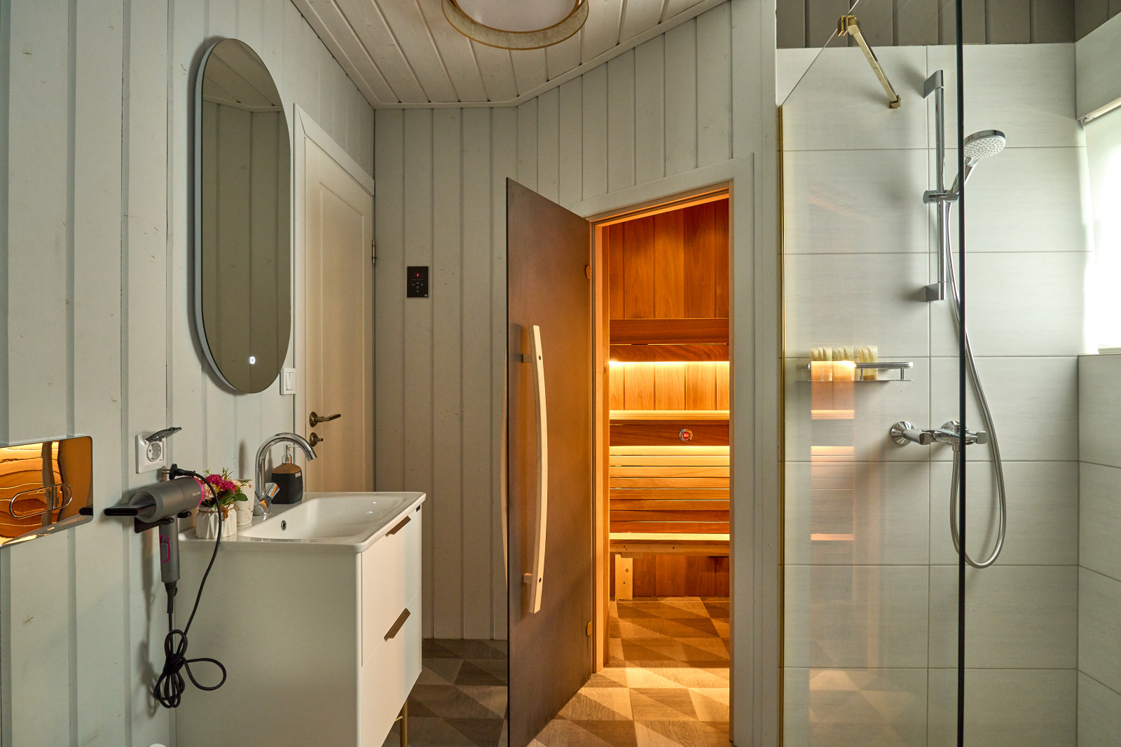 База отдыха на берегу озера. Ялкала.