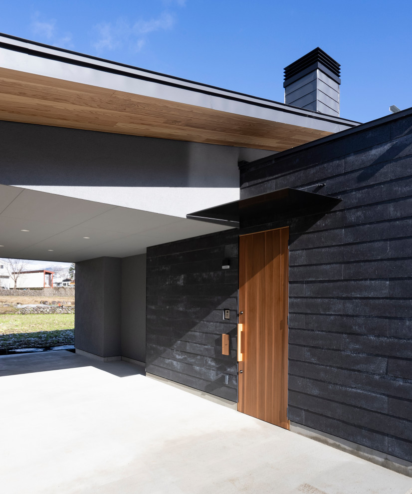 Idée de décoration pour une porte d'entrée minimaliste avec un mur gris, sol en béton ciré, une porte simple, une porte en bois foncé, un sol gris et un plafond en bois.