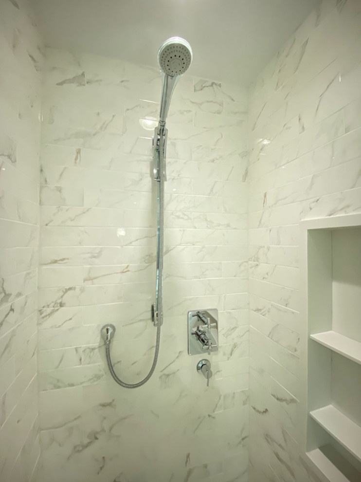 Bild på ett mellanstort vintage vit vitt en-suite badrum, med skåp i shakerstil, vita skåp, vit kakel, porslinskakel, grå väggar, klinkergolv i porslin, bänkskiva i kvarts, vitt golv och dusch med gångjärnsdörr