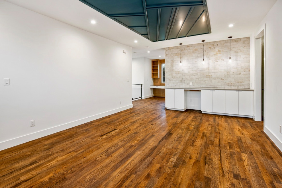 Example of a transitional home design design in Dallas