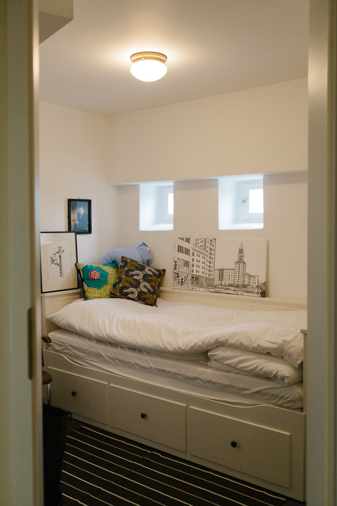 Kleines Eklektisches Gästezimmer mit weißer Wandfarbe in Berlin