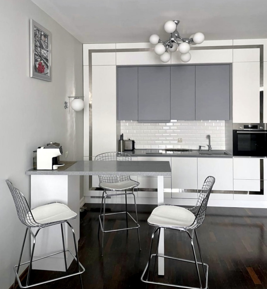 Bild på ett mellanstort funkis grå linjärt grått kök och matrum, med en undermonterad diskho, luckor med profilerade fronter, vita skåp, bänkskiva i koppar, vitt stänkskydd, stänkskydd i keramik, rostfria vitvaror, mörkt trägolv, en köksö och brunt golv