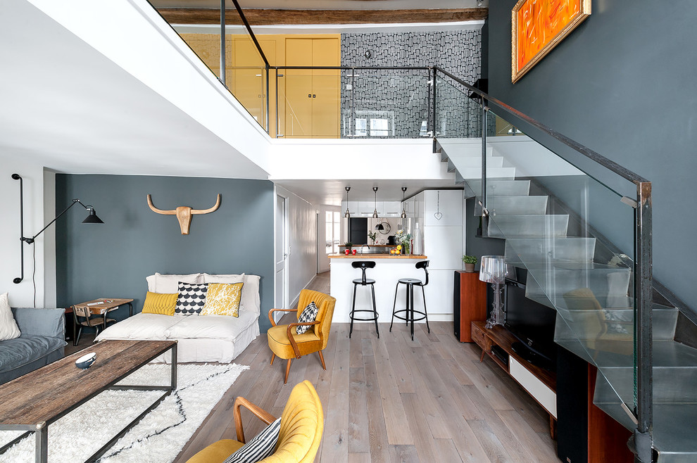 Mid-sized contemporary metal straight staircase in Paris with metal risers and glass railing.