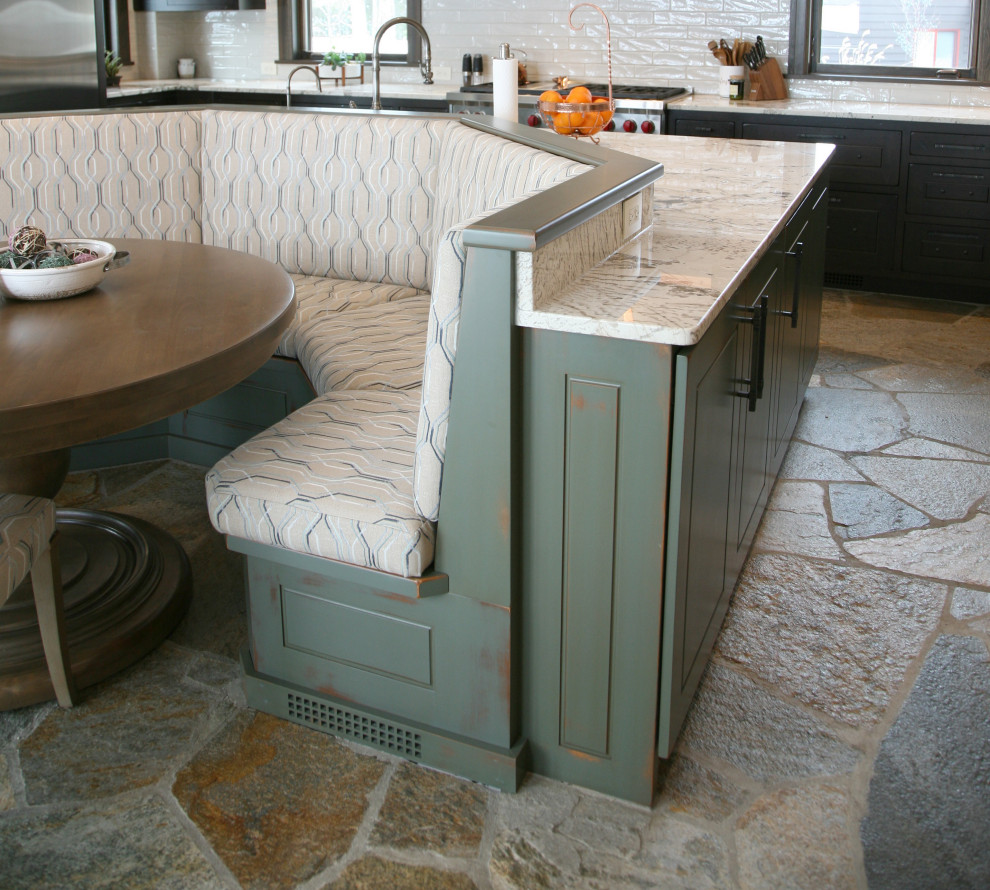 Inredning av ett klassiskt mellanstort vit vitt kök och matrum, med en undermonterad diskho, luckor med upphöjd panel, skåp i mörkt trä, bänkskiva i kvartsit, vitt stänkskydd, stänkskydd i keramik, rostfria vitvaror, skiffergolv, en köksö och flerfärgat golv