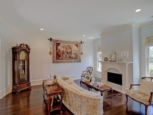 561 Little Barley Lane classique-salon