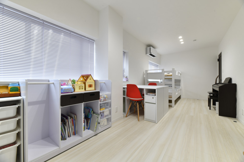 Imagen de habitación de niña de 4 a 10 años y blanca minimalista grande con escritorio, paredes blancas, suelo de contrachapado, suelo marrón, papel pintado y papel pintado