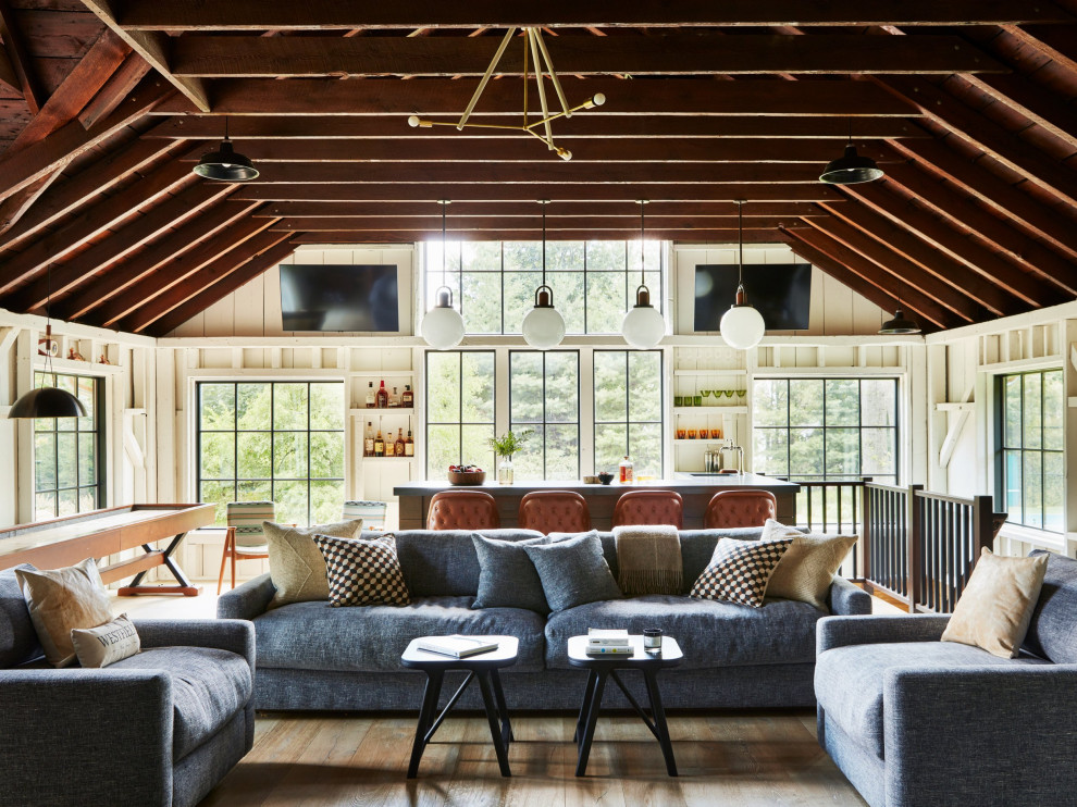 Example of a cottage home design design in New York