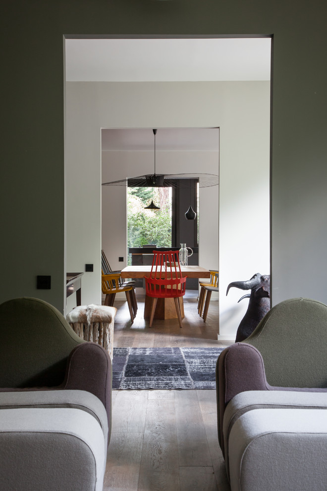 Aménagement d'une salle à manger contemporaine.
