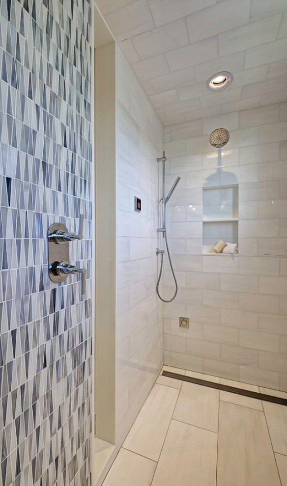 Mid-sized modern master bathroom in New York with a niche, an alcove shower, white tile, porcelain tile, porcelain floors, white floor and a hinged shower door.