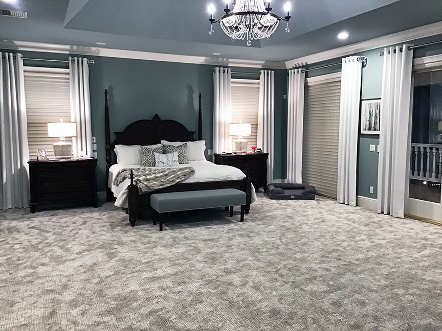 Geräumiges Klassisches Hauptschlafzimmer mit blauer Wandfarbe, Teppichboden, beigem Boden und eingelassener Decke in Orlando