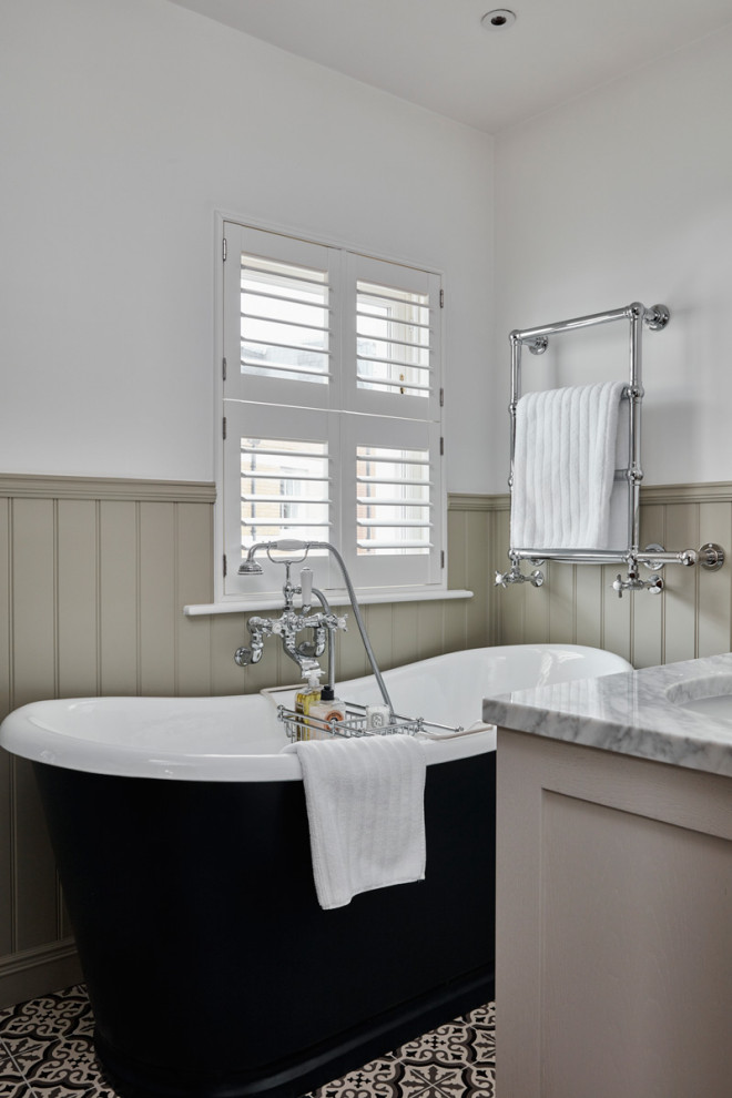 Immagine di una stanza da bagno tradizionale con ante grigie, vasca freestanding, piastrelle verdi, pareti bianche, pavimento in gres porcellanato, top in marmo e pavimento multicolore