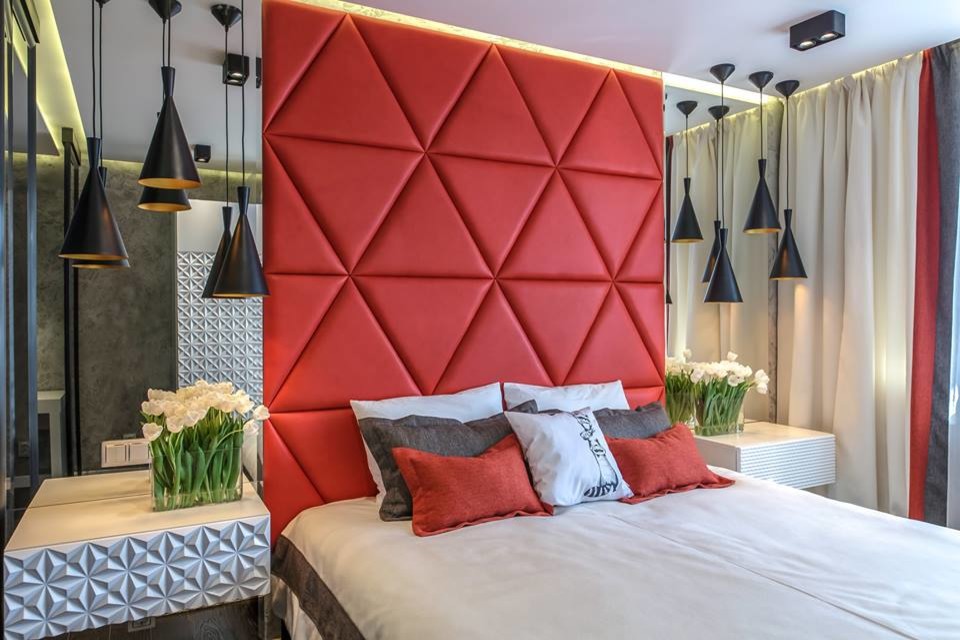 Изголовье кровати в мягких ярких панелях. Проект "Квартирного вопроса" на НТВ