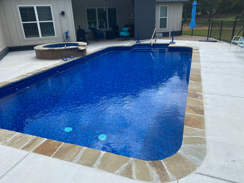 Idee per una piscina monocorsia minimalista rettangolare di medie dimensioni e dietro casa con una vasca idromassaggio