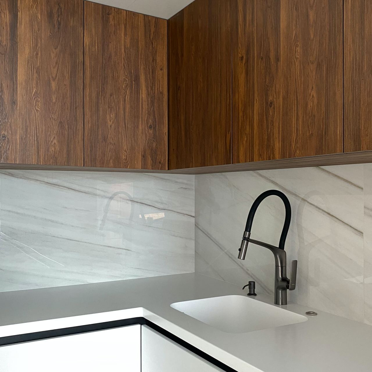 Светлая встроенная угловая кухня с однотонными матовыми фасадами