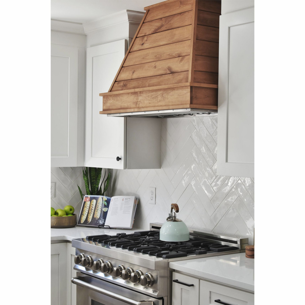 Eat-in kitchen - mid-sized country l-shaped eat-in kitchen idea in Jacksonville with a farmhouse sink, shaker cabinets, white cabinets, quartz countertops, white backsplash, subway tile backsplash, stainless steel appliances, an island and white countertops