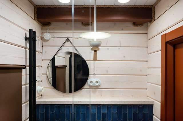 Peque&ntilde;a casa de madera rustikal-badezimmer
