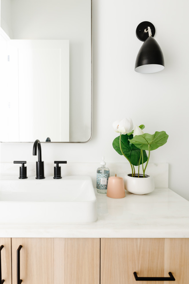 Esempio di una stanza da bagno moderna con ante in legno chiaro, pareti bianche, pavimento multicolore, top bianco e un lavabo
