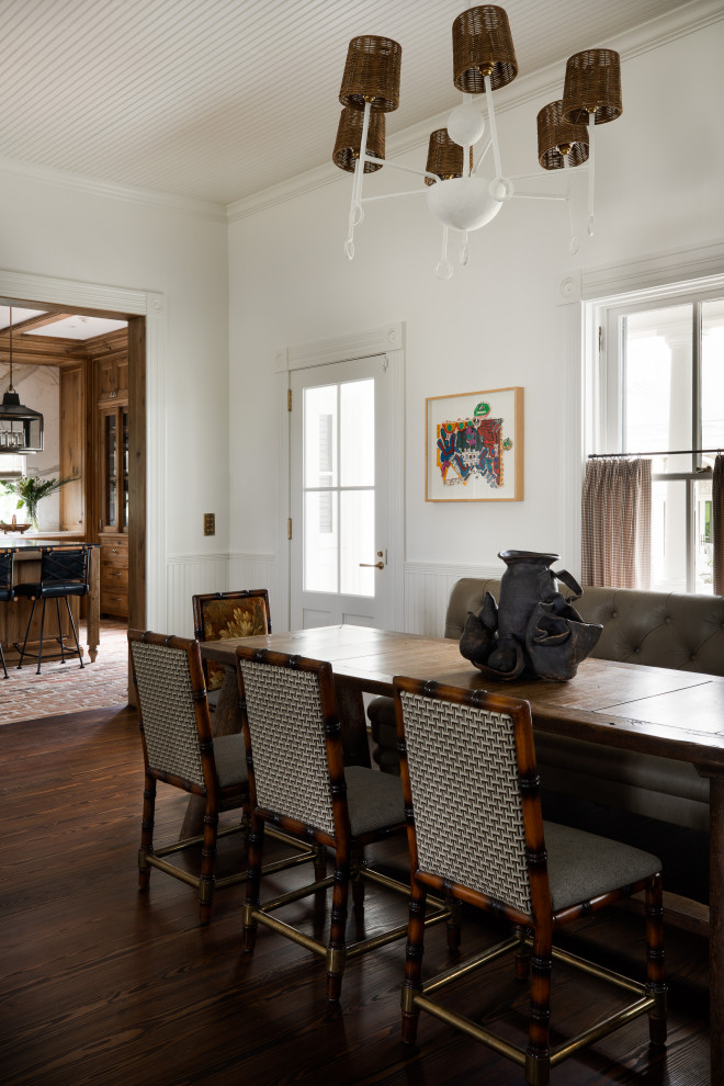 На фото: столовая среднего размера в викторианском стиле с с кухонным уголком, белыми стенами, темным паркетным полом и коричневым полом с