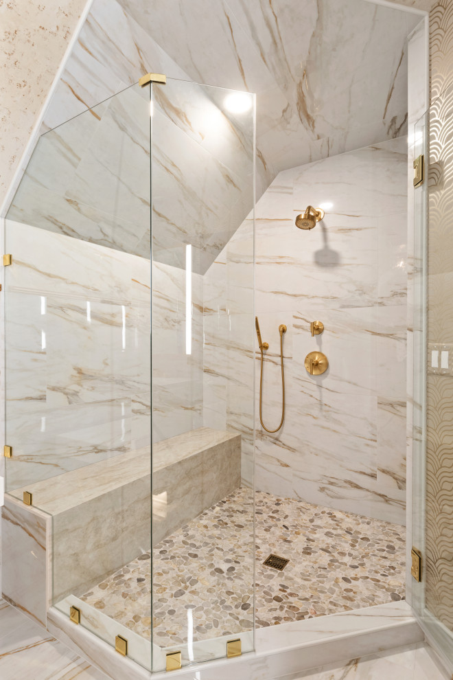 Exempel på ett stort klassiskt en-suite badrum, med luckor med infälld panel, vita skåp, en toalettstol med hel cisternkåpa, flerfärgad kakel, porslinskakel, klinkergolv i porslin, ett undermonterad handfat, bänkskiva i kvarts och dusch med gångjärnsdörr