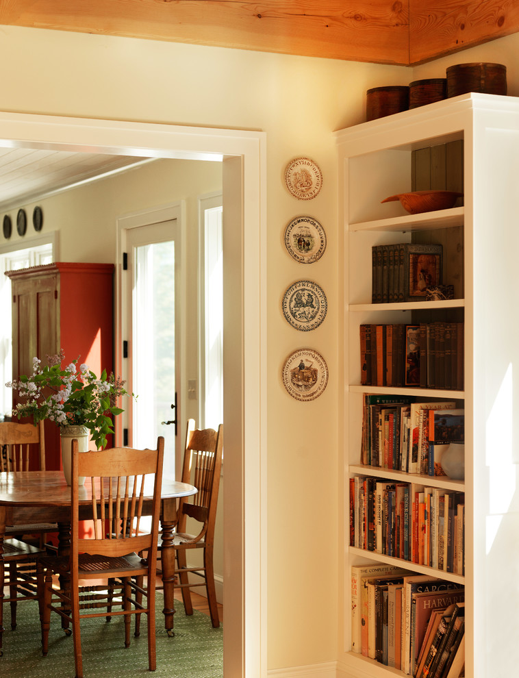 Cottage home design photo in Burlington