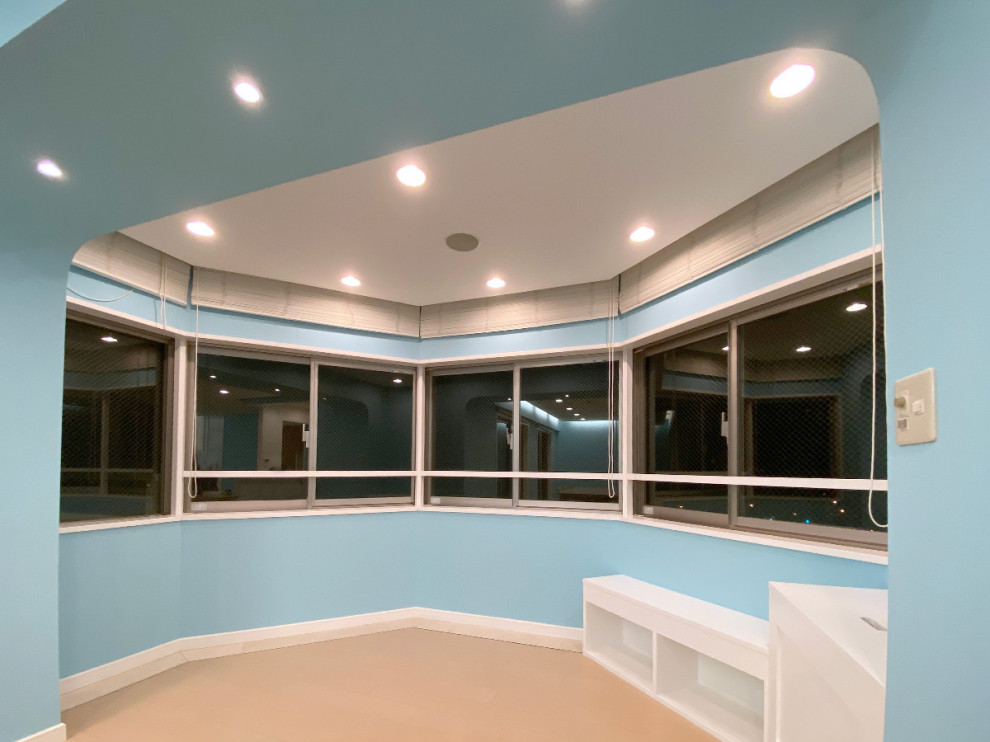 Foto de salón abierto exótico de tamaño medio sin chimenea y televisor con paredes azules, suelo de madera en tonos medios, suelo beige y papel pintado