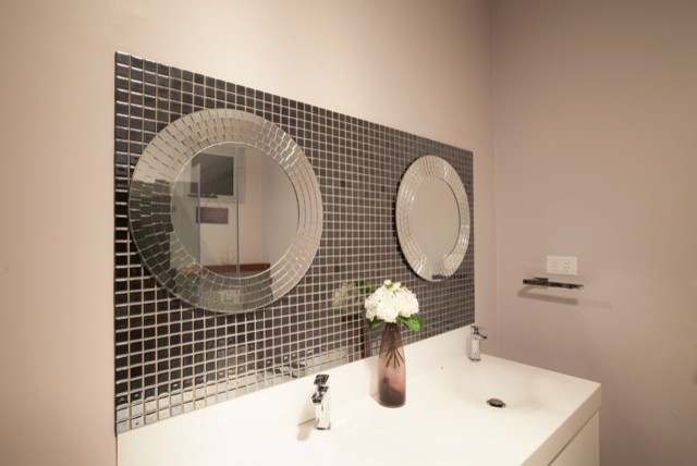 Photo of a contemporary bathroom in Melbourne.