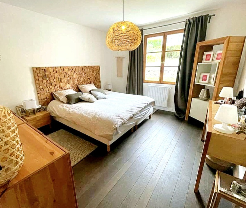 Ejemplo de dormitorio blanco y madera clásico renovado grande con paredes beige, suelo de madera en tonos medios y suelo marrón
