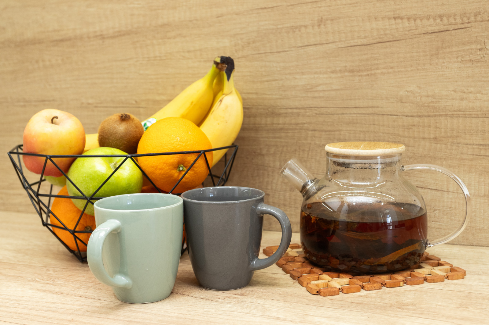 Кухня в современном стиле с витринами в Калининграде