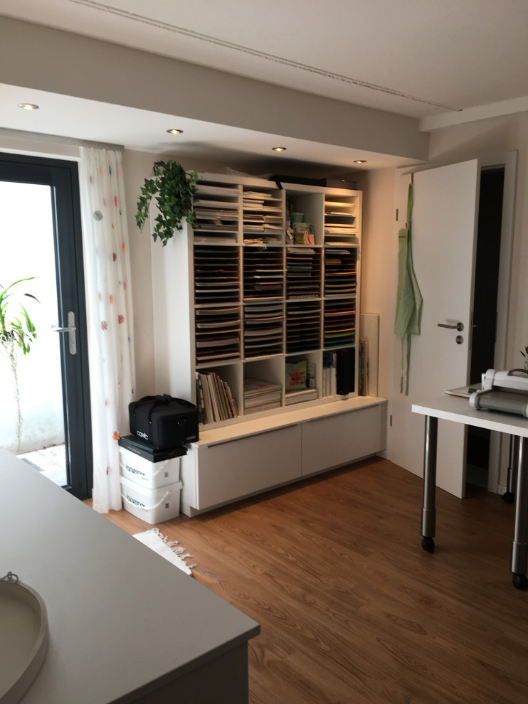 Idee per una stanza da lavoro country di medie dimensioni con pareti beige, pavimento con piastrelle in ceramica, scrivania autoportante e pavimento marrone